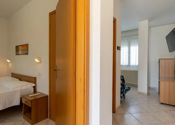 Montmartre 4* Римини